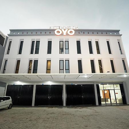 Отель Super Oyo Capital O 449 The Colins Keputih Экстерьер фото