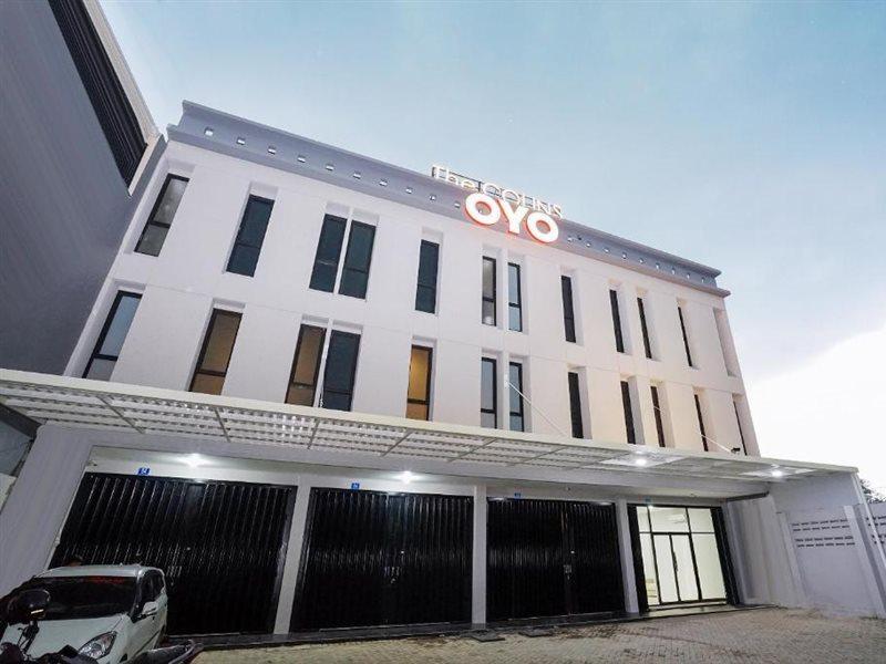 Отель Super Oyo Capital O 449 The Colins Keputih Экстерьер фото