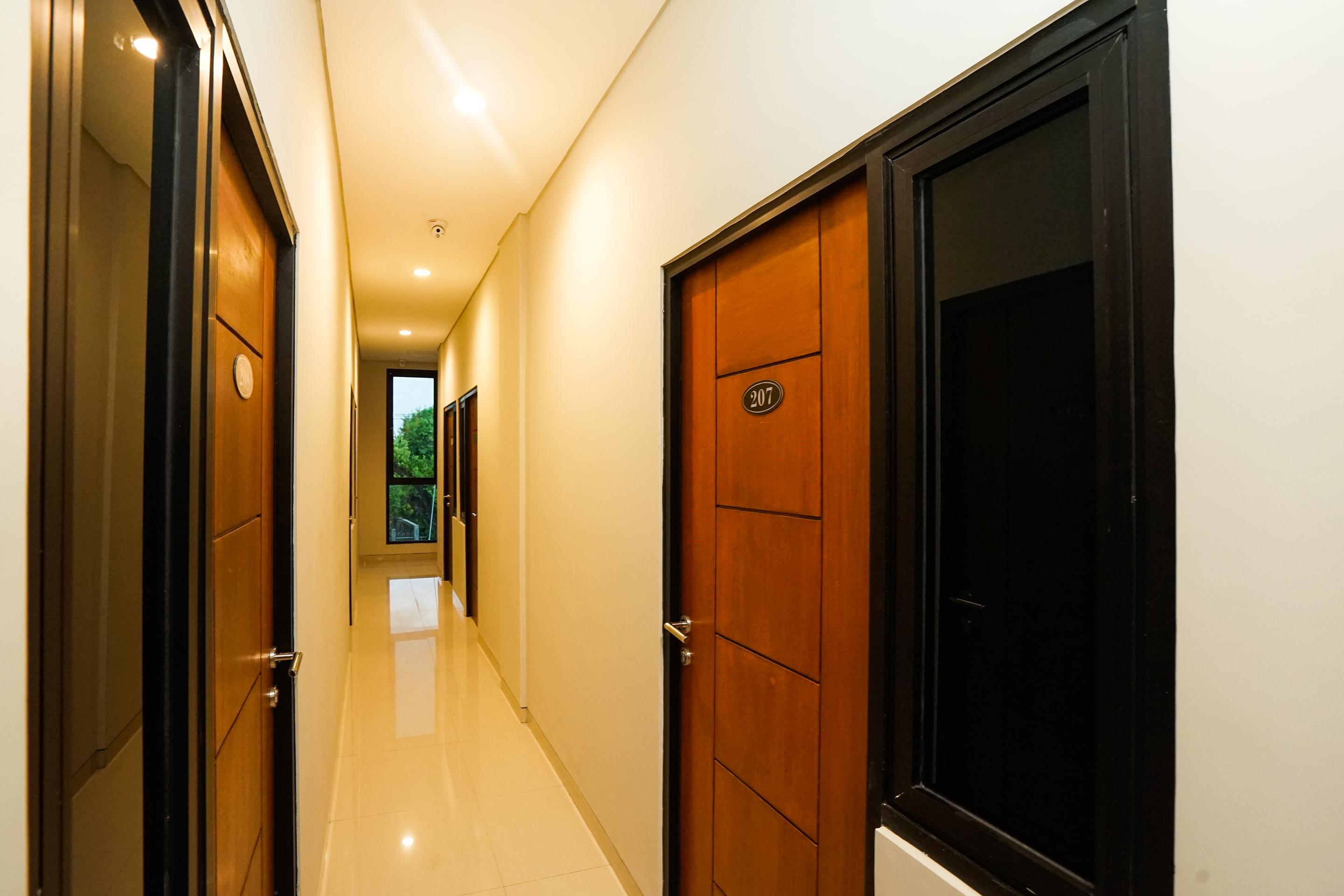 Отель Super Oyo Capital O 449 The Colins Keputih Экстерьер фото