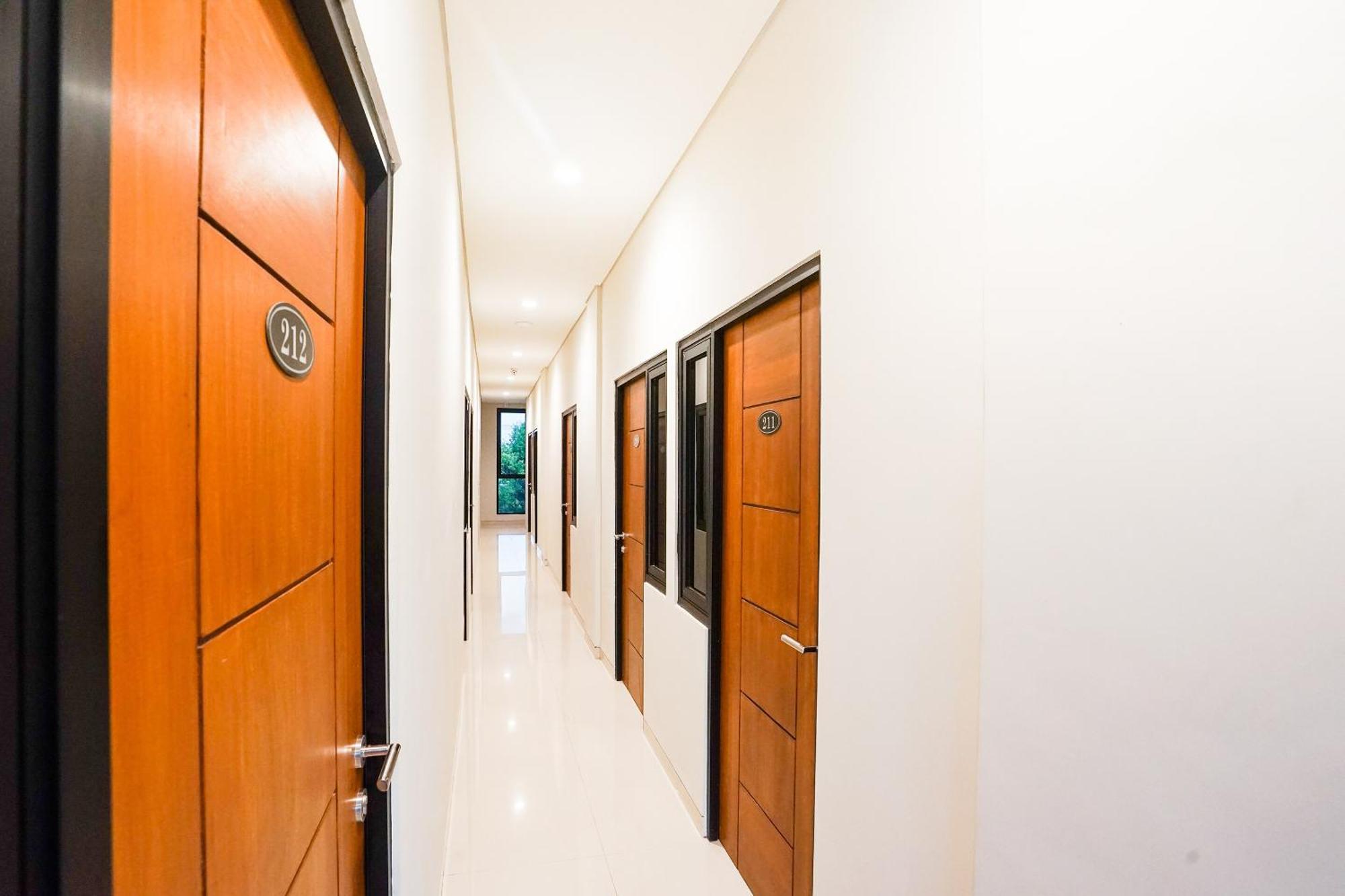 Отель Super Oyo Capital O 449 The Colins Keputih Экстерьер фото