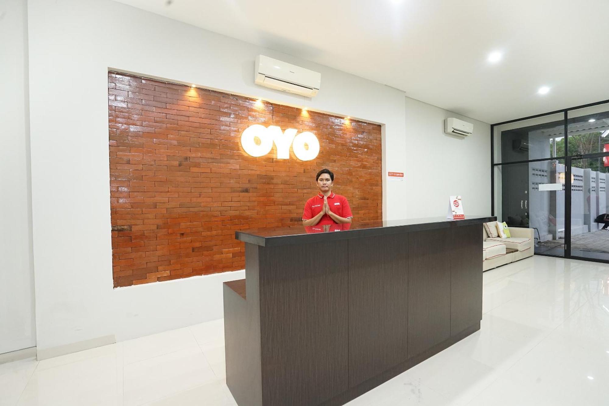 Отель Super Oyo Capital O 449 The Colins Keputih Экстерьер фото