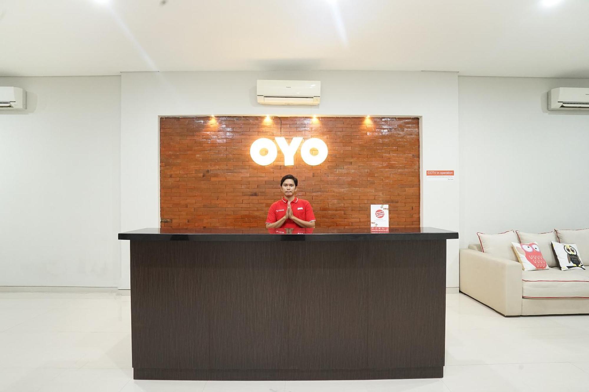 Отель Super Oyo Capital O 449 The Colins Keputih Экстерьер фото