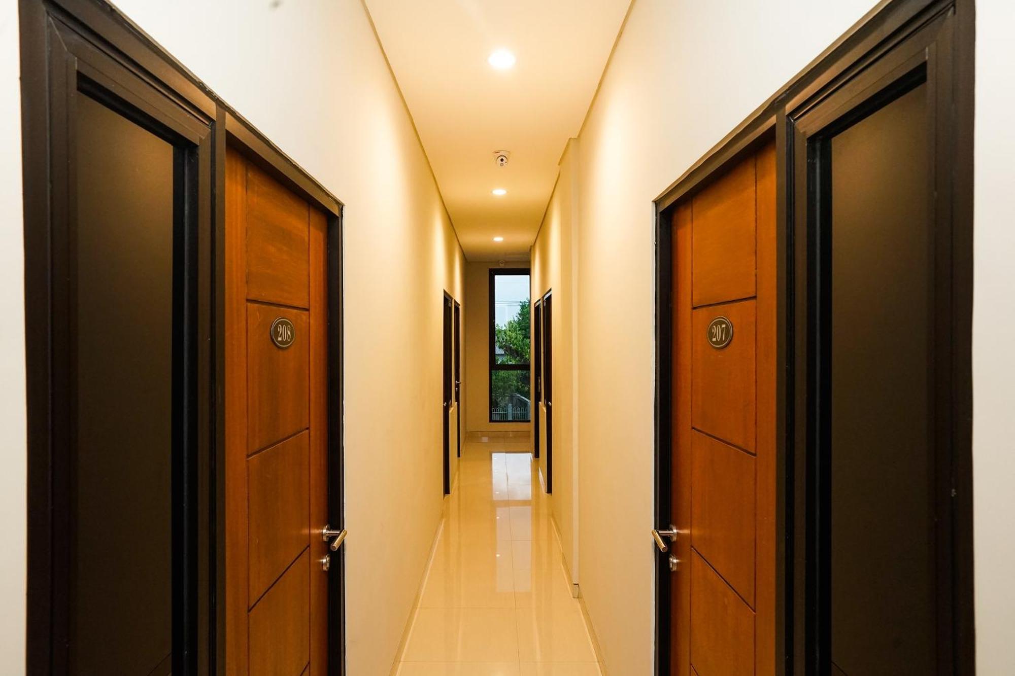 Отель Super Oyo Capital O 449 The Colins Keputih Экстерьер фото